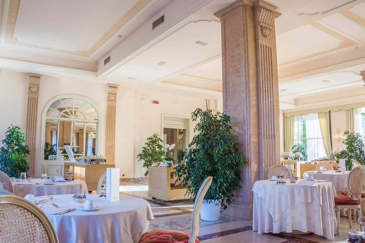 Slika otmjene blagovaonice restorana hotela